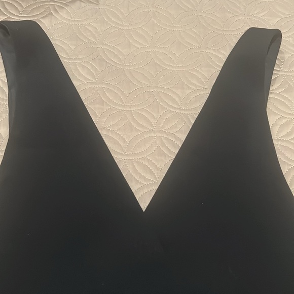 Black V neck dress with pockets. New with tag - Picture 2 of 4